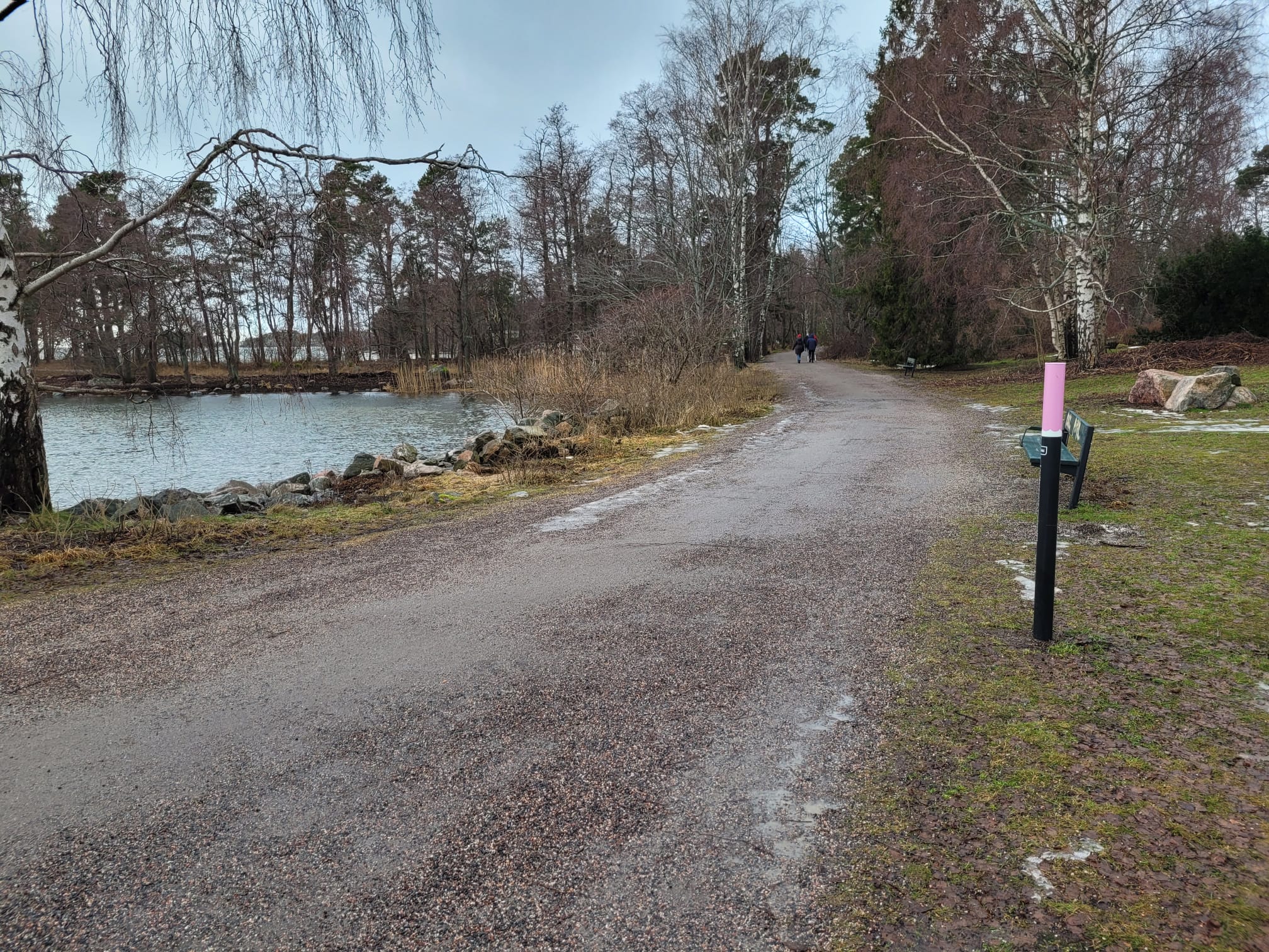 Näkymää Lauttasaaren hyvin hoidetulta rantareitiltä