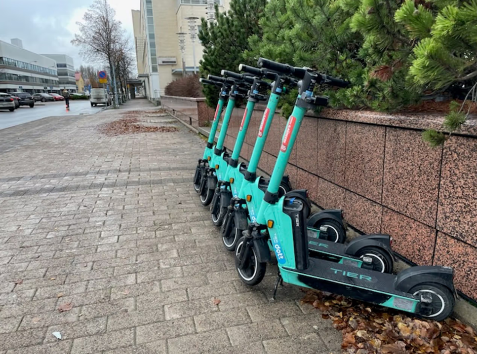 Skuuttien pysäköinnin mallisuoritus Seinäjoelta. Näin hienossa rivissä en ole nähnyt skuutteja Kauniaisissa kertaakaan. Kuva Ylen artikkelista, kuvaaja Hanne Leiwo.